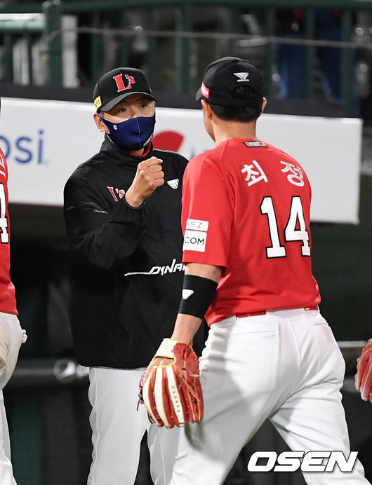 롯데는 11일 부산 사직구장에서 열린 ‘2021 신한은행 SOL KBO리그' 정규시즌 SSG 랜더스와의 경기에서 6-7로 역전패를 당했다. 이로써 롯데는 12승19패를 마크했다. SSG는 3연승을 달리며 17승14패를 마크했다.경기 종료 후 SSG 김원형 감독이 최정과 승리의 기쁨을 나누고 있다. /sunday@osen.co.kr