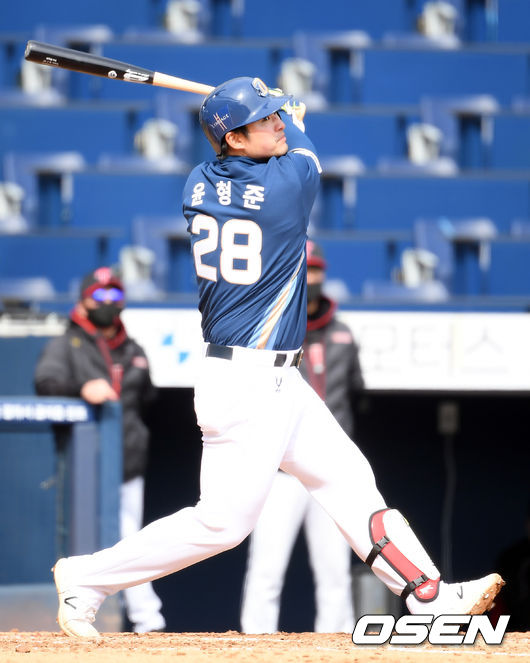 NC 윤형준이 안타를 때려내고 있다. /cej@osen.co.kr