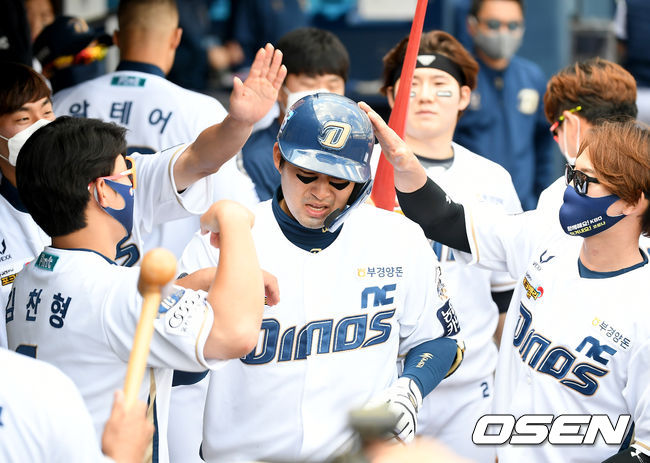 2일 창원NC파크에서 ‘2021 신한은행 SOL KBO리그’ NC 다이노스와 키움 히어로즈의 경기가 열렸다. 3회말 2사 NC 윤형준이 솔로 홈런을 날린 뒤 더그아웃에서 동료 선수들과 기쁨을 나누고 있다./ksl0919@osen.co.kr
