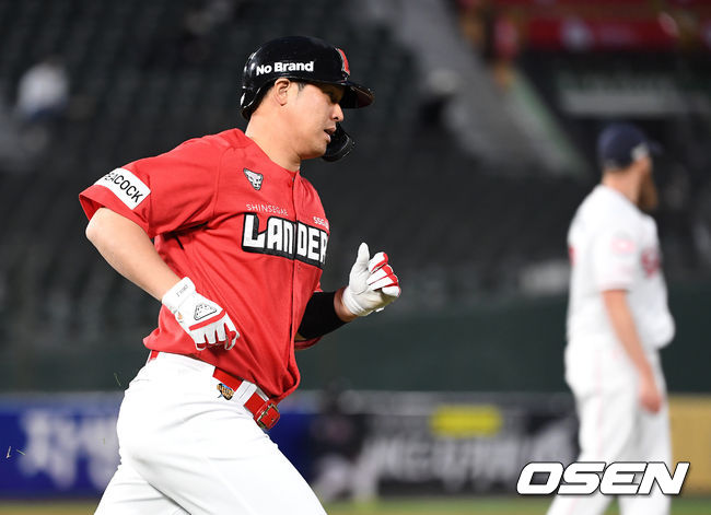 11일 오후 부산 사직야구장에서 ’2021 신한은행 SOL KBO 리그' 롯데 자이언츠와 SSG 랜더스의 경기가 열렸다.3회초 2사에서 SSG 최정이 좌월 솔로 홈런을 치고 그라운드를 돌고 있다. /sunday@osen.co.kr