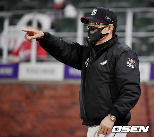 28일 오후 인천SSG 랜더스필드에서 ‘2021 신한은행 SOL KBO리그’ SSG 랜더스와 KT 위즈의 경기가 열렸다.6회말 무사 1루 KT 이강철 감독이 2루수와 3루수의 위치를 교체하고 있다./youngrae@osen.co.kr