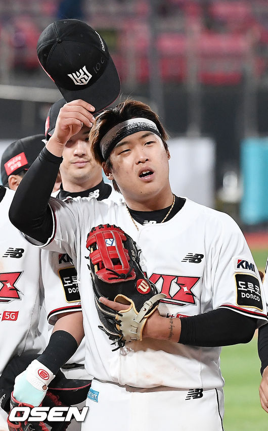 경기를 마치고 KT 강백호가 힘겨운 표정으로 인사를 하고 있다./rumi@osen.co.kr
