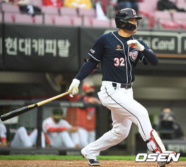 8일 광주-기아 챔피언스필드에서 ‘2021 신한은행 SOL KBO 리그’ KIA 타이거즈와 두산 베어스의 경기가 열렸다.5회초 무사 1,2루 두산 김재환이 적시타를 때려내고 있다. /youngrae@osen.co.kr