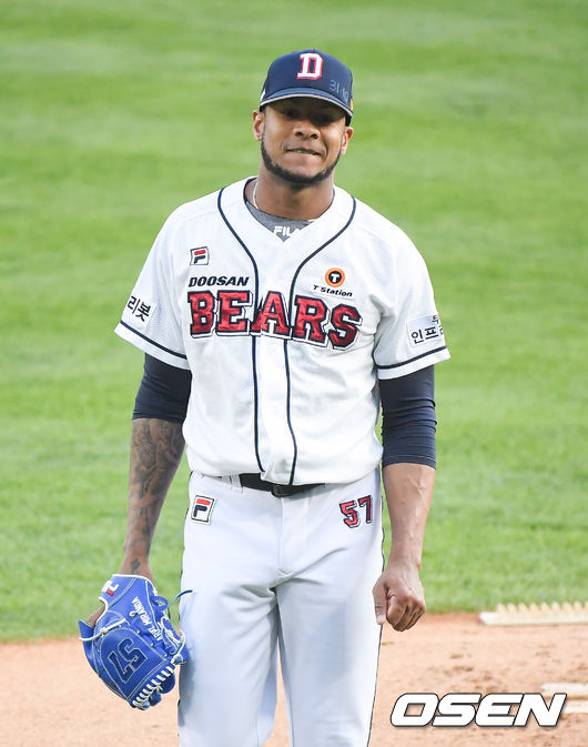 1회초 두산 선발 미란다가 볼넷 판정에 아쉬워하고 있다. / soul1014@osen.co.kr