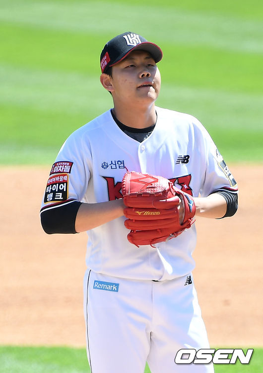 9일 오후 경기도 수원시 수원kt위즈파크에서 ‘2021 신한은행 SOL KBO 리그’ KT 위즈와 NC 다이노스의 DH1 경기가 열렸다.1회초 2사 주자 1,3루 NC 이원재에게 좌익수 왼쪽 1타점 적시타를 맞은 KT 선발 소형준이 아쉬워하고 있다./rumi@osen.co.kr