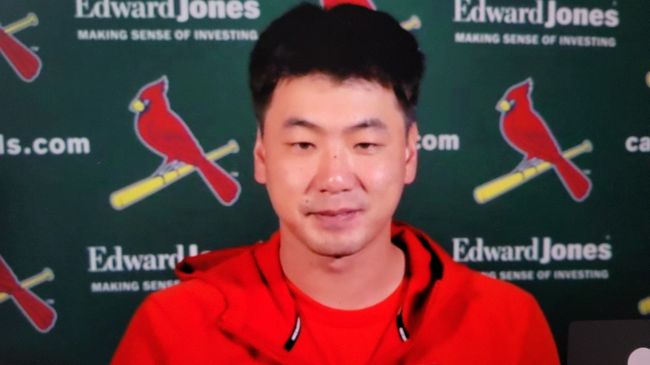 세인트루이스의 김광현이 12일(한국시간) 밀워키 브루어스와의 경기에서 선발 등판을 마친 뒤 화상을 통해 인터뷰를 하고 있다.<세인트루이스 카디널스 구단 제공 영상 캡처>