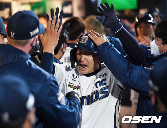 7회말 무사 주자 1,2루 NC 나성범이 역전 우월 스리런 홈런을 날린 후 덕아웃에서 동료들의 축하를 받고 있다./rumi@osen.co.kr