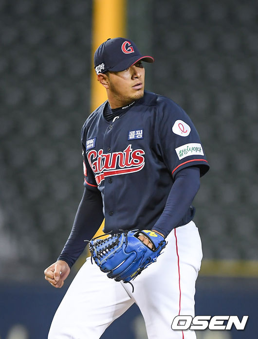 29일 오후 서울 잠실야구장에서 ‘2021 신한은행 SOL KBO리그’ LG 트윈스와 롯데 자이언츠의 경기가 열렸다.3회말 1사 1,2루 LG 오지환을 병살아웃시키며 위기탈출한 롯데 선발투수 프랑코가 기뻐하고 있다. / soul1014@osen.co.kr