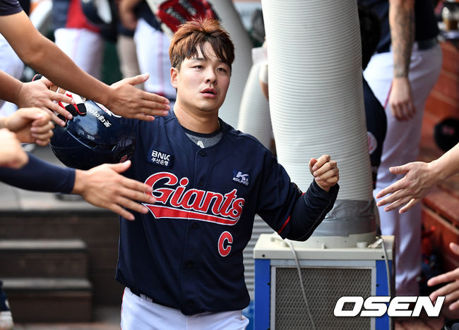 8일 대전 한화생명이글스파크에서 ‘2020 신한은행 SOL KBO리그’ 한화 이글스와 롯데 자이언츠의 경기가 열렸다.2회초 2사 2루 상황 롯데 정훈의 내야 안타 때 상대 실책을 틈타 득점에 성공한 롯데 민병헌이 더그아웃 동료들과 인사를 나누고 있다. / dreamer@osen.co.kr