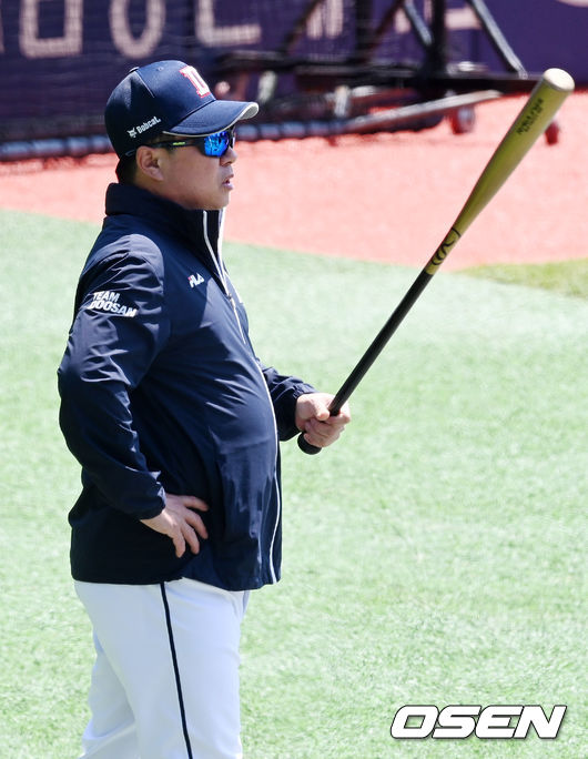 경기 전 두산 김태형 감독이 훈련을 지휘하고 있다. / rumi@osen.co.kr