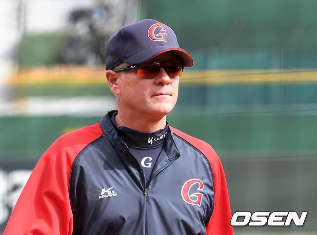 12일 오후 부산 사직야구장에서 ’2021 신한은행 SOL KBO 리그' 롯데 자이언츠와 SSG 랜더스의 경기가 열릴 예정이다.경기에 앞서 롯데 서튼 감독이 훈련 지도를 마치고 더그아웃으로 가고 있다. /sunday@osen.co.kr