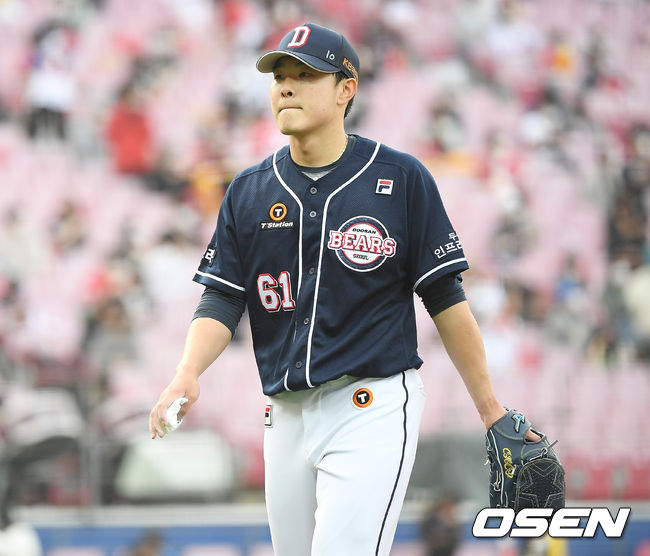8일 광주-기아 챔피언스필드에서 ‘2021 신한은행 SOL KBO 리그’ KIA 타이거즈와 두산 베어스의 경기가 열렸다.3회말 이닝을 마친 두산 최원준이 더그아웃으로 들어오고 있다. /youngrae@osen.co.kr