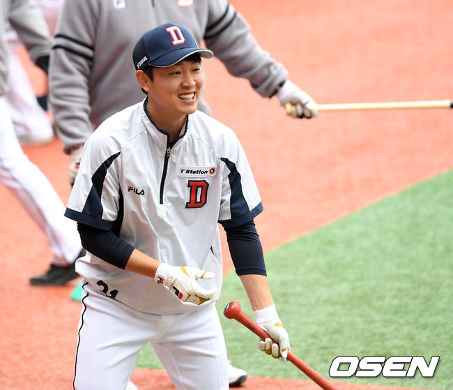 두 팀은 28일 같은 장소 인천SSG랜더스필드에서 오후 1시에 맞붙는다.두산 정수빈이 타격 훈련 중 미소를 짓고 있다. /sunday@osen.co.kr