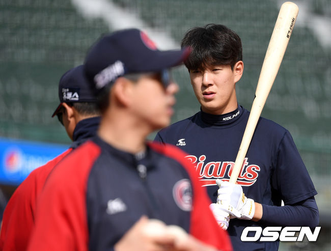 12일 오후 부산 사직야구장에서 ’2021 신한은행 SOL KBO 리그' 롯데 자이언츠와 SSG 랜더스의 경기가 열릴 예정이다.경기에 앞서 롯데 나승엽이 타격 훈련을 준비하고 있다. /sunday@osen.co.kr