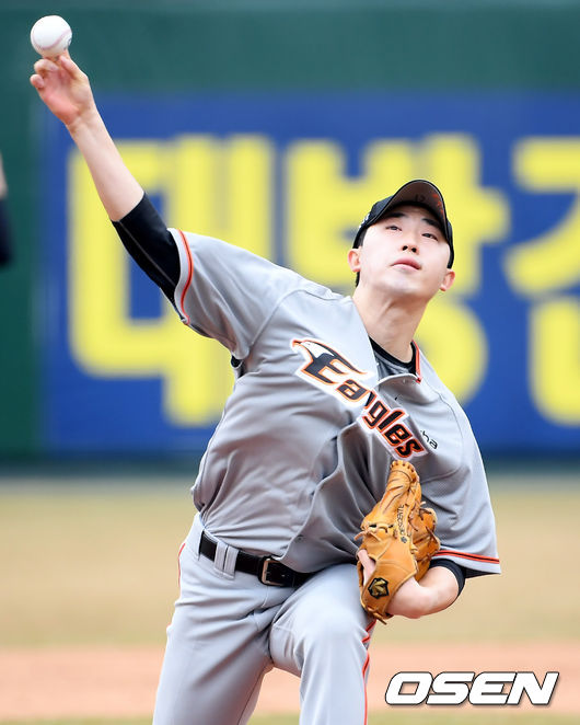 1회말 배동현이 공을 던지고 있다. /cej@osen.co.kr