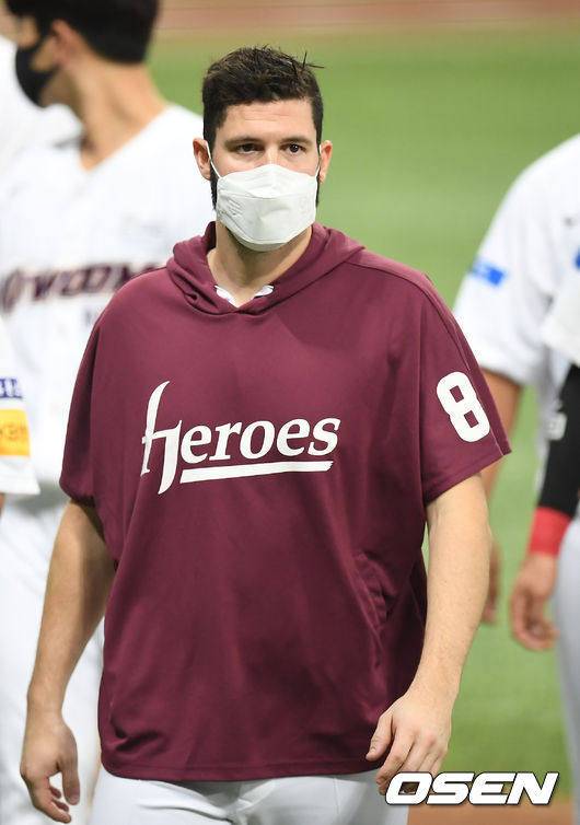 키움은 30일 고척 스카이돔에서 열린 홈경기에서 이지영의 결승타에 힘입어 3-2로 이겼다. 승리를 거둔 키움 브리검이 더그아웃으로 들어가고 있다. /youngrae@osen.co.kr