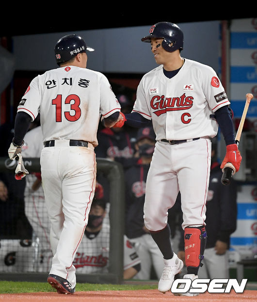 30일 오후 부산 사직야구장에서 '2021 신한은행 SOL KBO리그' 롯데 자이언츠와 한화 이글스의 경기가 열렸다.4회말 무사 3루 한화 주현상의 폭투 때 득점을 올린 롯데 3루 주자 안치홍이 더그아웃에서 전준우와 기쁨을 나누고 있다./ksl0919@osen.co.kr