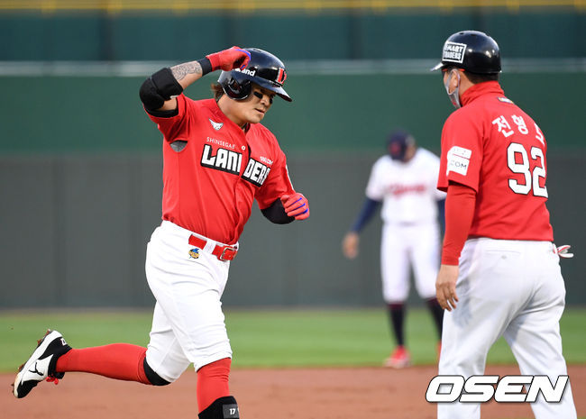 12일 오후 부산 사직야구장에서 ’2021 신한은행 SOL KBO 리그' 롯데 자이언츠와 SSG 랜더스의 경기가 열렸다.1회초 2사에서 SSG 추신수가 우월 솔로 홈런을 치고 더그아웃을 돌고 있다. /sunday@osen.co.kr