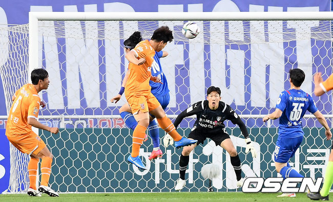  12일 오후 수원월드컵경기장에서 ‘하나원큐 K리그1 2021’ 15라운드 수원 삼성 블루윙즈와 제주 유나이티드의 경기가 열렸다.  전반 제주 주민규가 선제골을 성공하고 있다. /cej@osen.co.kr