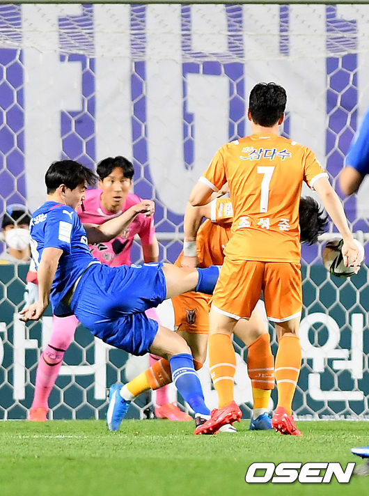  12일 오후 수원월드컵경기장에서 ‘하나원큐 K리그1 2021’ 15라운드 수원 삼성 블루윙즈와 제주 유나이티드의 경기가 열렸다.  후반 수원 김건희가 팀의 첫 번째 골을 성공하고 있다. /cej@osen.co.kr