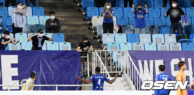  12일 오후 수원월드컵경기장에서 ‘하나원큐 K리그1 2021’ 15라운드 수원 삼성 블루윙즈와 제주 유나이티드의 경기가 열렸다.  후반 수원 헨리가 역전골을 성공한 뒤 환호하고 있다. /cej@osen.co.kr