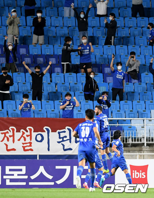  12일 오후 수원월드컵경기장에서 ‘하나원큐 K리그1 2021’ 15라운드 수원 삼성 블루윙즈와 제주 유나이티드의 경기가 열렸다.  후반 수원 제리치가 PK 동점골을 성공한 뒤 동료들과 기뻐하고 있다. /cej@osen.co.kr