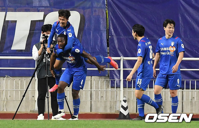  12일 오후 수원월드컵경기장에서 ‘하나원큐 K리그1 2021’ 15라운드 수원 삼성 블루윙즈와 제주 유나이티드의 경기가 열렸다.  후반 수원 헨리가 역전골을 성공한 뒤 동료들과 환호하고 있다. /cej@osen.co.kr