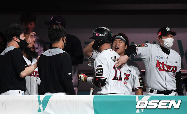 12일 오후 수원 KT위즈파크에서 ‘2021 신한은행 SOL KBO리그’ KT 위즈와 삼성 라이온즈의 경기가 열렸다.6회말 무사 선두타자로 나선 KT 장성우가 좌월 솔로포를 날리고 더그아웃 동료들과 인사를 나누고 있다. / dreamer@osen.co.kr