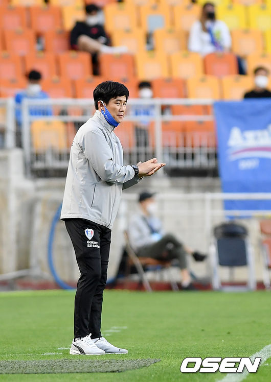  12일 오후 수원월드컵경기장에서 ‘하나원큐 K리그1 2021’ 15라운드 수원 삼성 블루윙즈와 제주 유나이티드의 경기가 열렸다.  전반 수원 박건하 감독이 선수들을 독려하고 있다. /cej@osen.co.kr