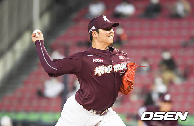 12일 오후 서울 잠실야구장에서 ‘2021 신한은행 SOL KBO리그’ 두산 베어스와 키움 히어로즈의 경기가 진행됐다.4회말 키움 선발투수 한현희가 역투하고 있다./ soul1014@osen.co.kr