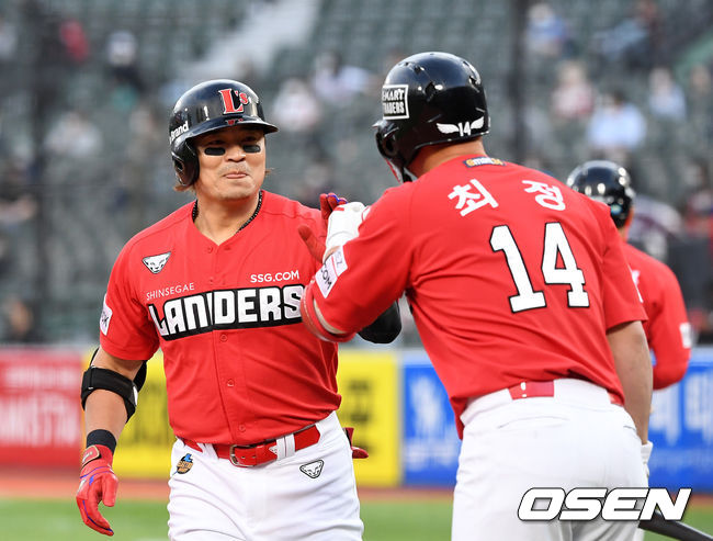 12일 오후 부산 사직야구장에서 ’2021 신한은행 SOL KBO 리그' 롯데 자이언츠와 SSG 랜더스의 경기가 열렸다.1회초 2사에서 SSG 추신수가 우월 솔로 홈런을 치고 홈에서 최정의 축하를 받고 있다. /sunday@osen.co.kr