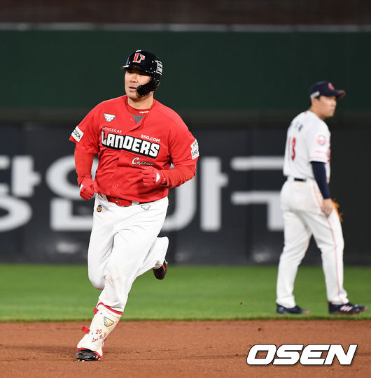 12일 오후 부산 사직야구장에서 ’2021 신한은행 SOL KBO 리그' 롯데 자이언츠와 SSG 랜더스의 경기가 열렸다.4회초 무사에서 SSG 이재원이 좌중월 솔로 홈런을 치고 그라운드를 돌고 있다. /sunday@osen.co.kr