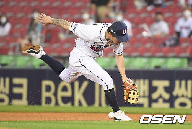 12일 오후 서울 잠실야구장에서 ‘2021 신한은행 SOL KBO리그’ 두산 베어스와 키움 히어로즈의 경기가 진행됐다.9회초 1사 키움 송우현의 내야땅볼 타구를 오재원 2루수가 포구 실책하고 있다.   / soul1014@osen.co.kr