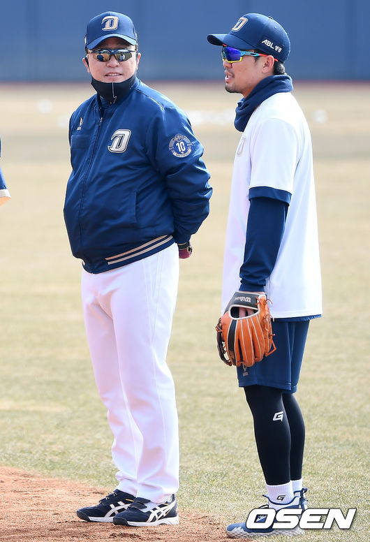 11일 오전 NC 다이노스가 창원 마산야구장에서 2021 스프링캠프 훈련을 가졌다.NC 이동욱 감독과 지석훈이 이야기를 나누고 있다./ksl0919@osen.co.kr