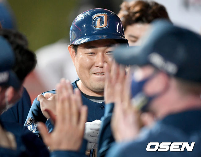 8일 오후 경기도 수원시 수원kt위즈파크에서 ‘2021 신한은행 SOL KBO 리그’ KT 위즈와 NC 다이노스의 경기가 열렸다.9회초 1사 NC 양의지가 달아나는 솔로 홈런을 날린 뒤 더그아웃에서 동료 선수들과 기쁨을 나누고 있다./ksl0919@osen.co.kr