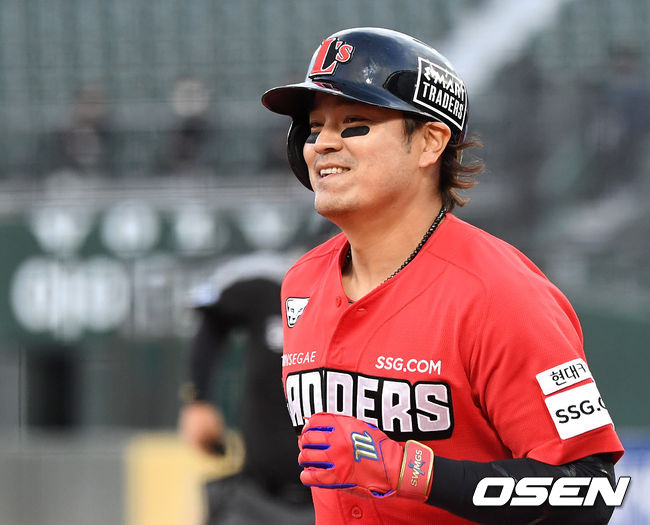 12일 오후 부산 사직야구장에서 ’2021 신한은행 SOL KBO 리그' 롯데 자이언츠와 SSG 랜더스의 경기가 열렸다.1회초 2사에서 SSG 추신수가 우월 솔로 홈런을 치고 홈을 밟으며 더그아웃으로 가고 있다. /sunday@osen.co.kr