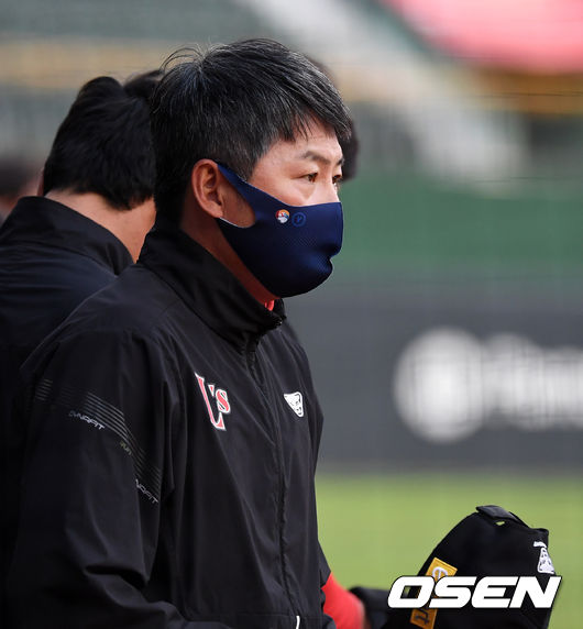 12일 오후 부산 사직야구장에서 ’2021 신한은행 SOL KBO 리그' 롯데 자이언츠와 SSG 랜더스의 경기가 열렸다.경기에 앞서 SSG 김원형 감독이 그라운드를 바라보고 있다. /sunday@osen.co.kr