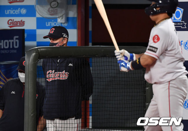 SSG는 12일 부산 사직구장에서 열린 ‘2021 신한은행 SOL KBO리그’ 정규시즌 롯데 자이언츠와의 경기에서 9-2로 승리를 거뒀다. 이로써 SSG는 4연승을 달렸다. 롯데는 감독 교체 이후 첫 승을 신고하지 못했다.9회말 롯데 서튼 감독이 경기를 바라보고 있다. /sunday@osen.co.kr