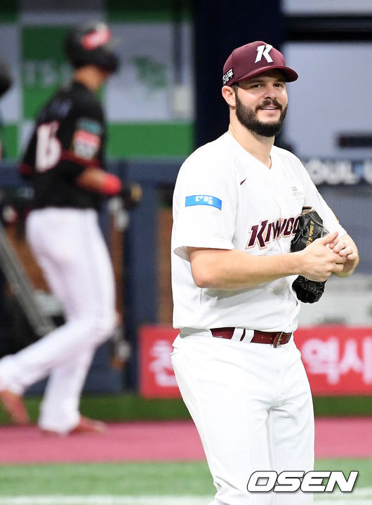 4회초 1사 주자 2루 KT 강민국에게 우익수 오른쪽 1타점 적시타를 허용한 키움 선발 브리검이 아쉬워하고 있다. /rumi@osen.co.kr