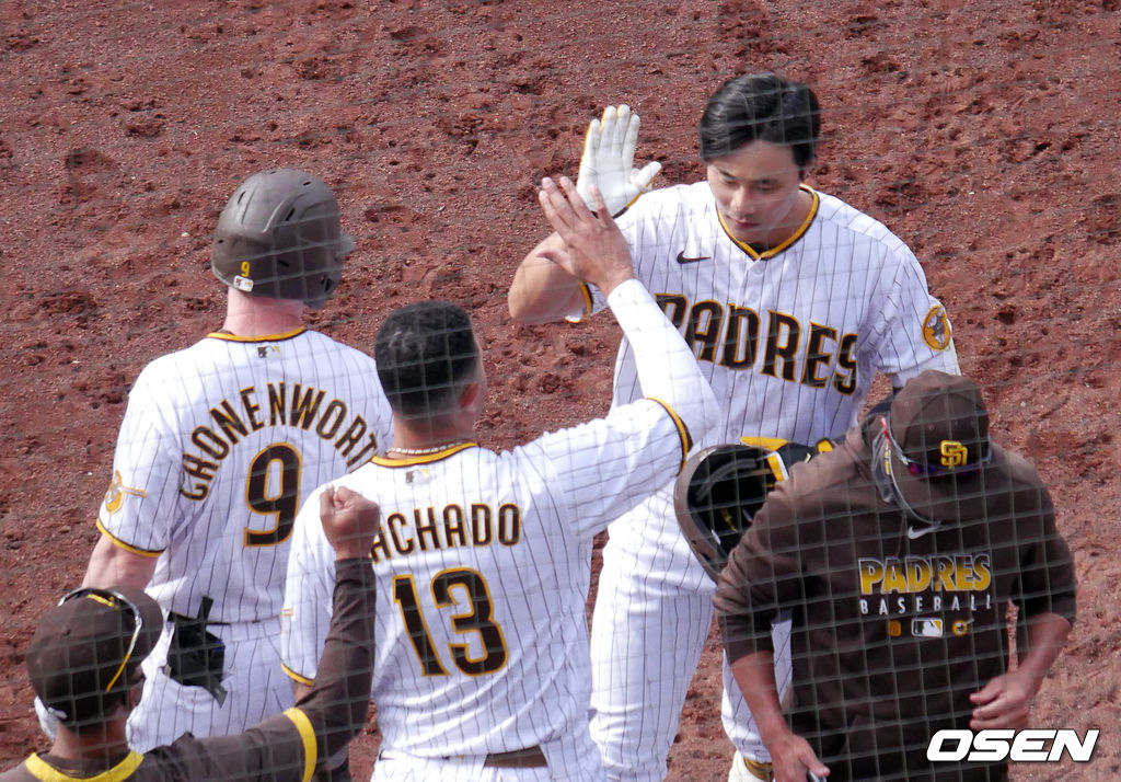 [OSEN=샌디에이고, 이사부 통신원]하이파이브를 하고 있는 샌디에이고 김하성과 매니 마차도. /lsboo@osen.co.kr