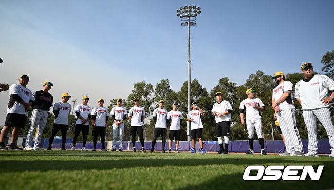 LG 트윈스의 2020 스프링캠프가 2일(한국시간) 호주 시드니 블랙타운 인터내셔널 스포츠파크에서 진행됐다. 훈련에 앞서 LG 선수들이 미팅을 갖고 있다. /sunday@osen.co.kr