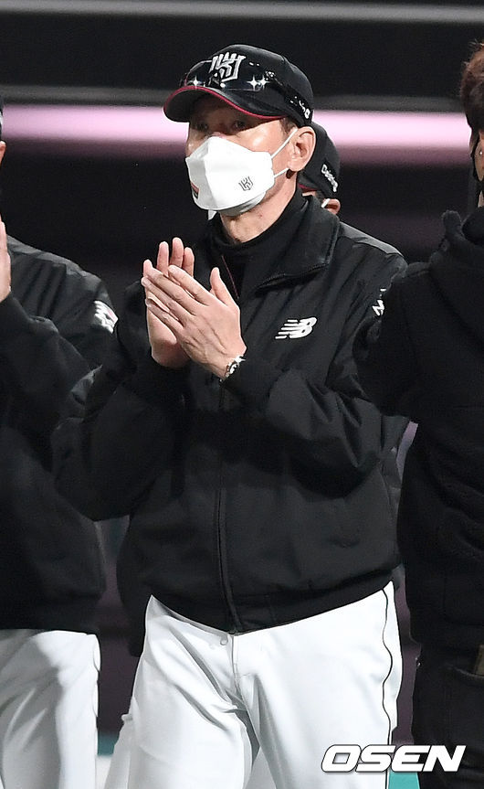 승리한 KT 이강철 감독이 선수들을 맞이하며 박수를 보내고 있다. / dreamer@osen.co.kr