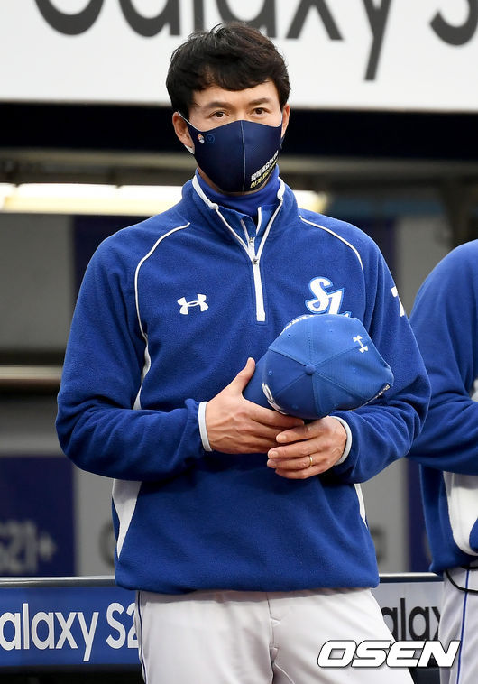 29일 오후 대구삼성라이온즈파크에서 ‘2021 신한은행 SOL KBO리그’ 삼성 라이온즈와 NC 다이노스의 경기가 열렸다.1회초 삼성 허삼영 감독이 더그아웃으로 이동하고 있다./ksl0919@osen.co.kr