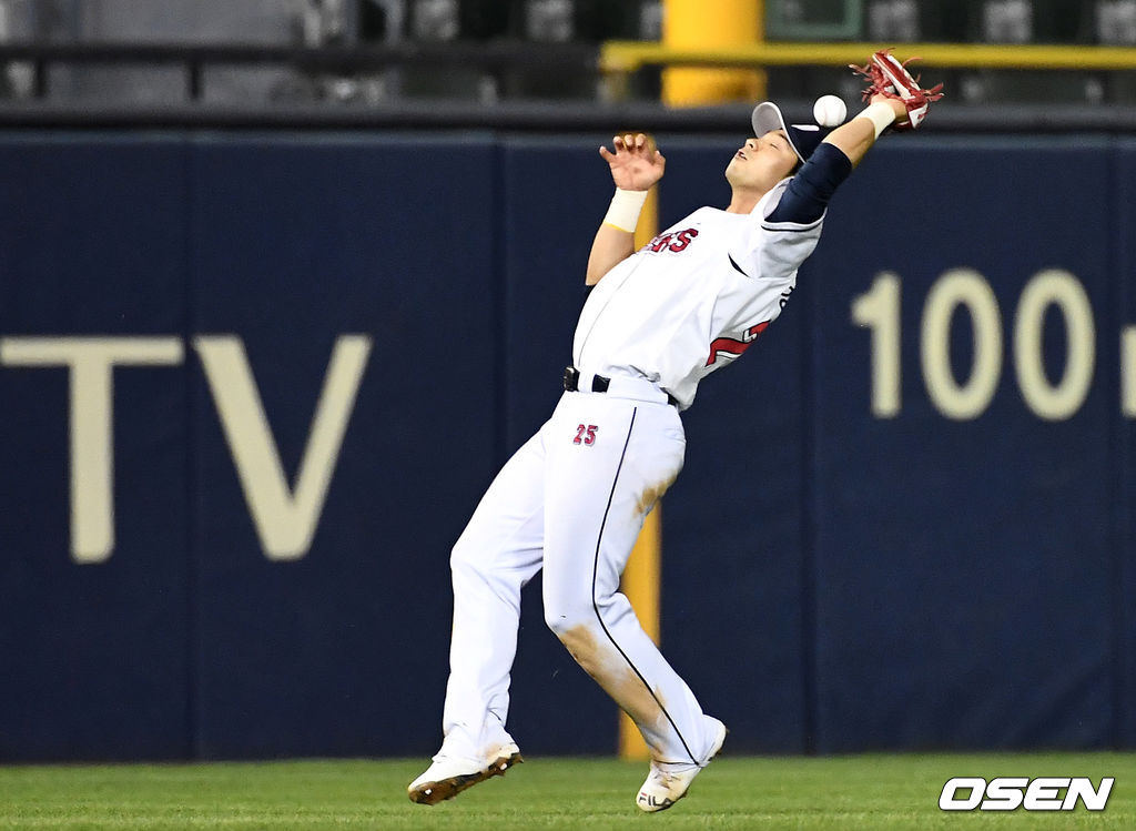 13일 오후 서울 잠실야구장에서 ‘2021 신한은행 SOL KBO리그’ 두산 베어스와 키움 히어로즈의 경기가 열렸다.4회초 무사 1, 2루 상황 키움 김웅빈의 뜬 공 타구 때 두산 유격수 강승호가 포구 실책을 범하고 있다. / dreamer@osen.co.kr