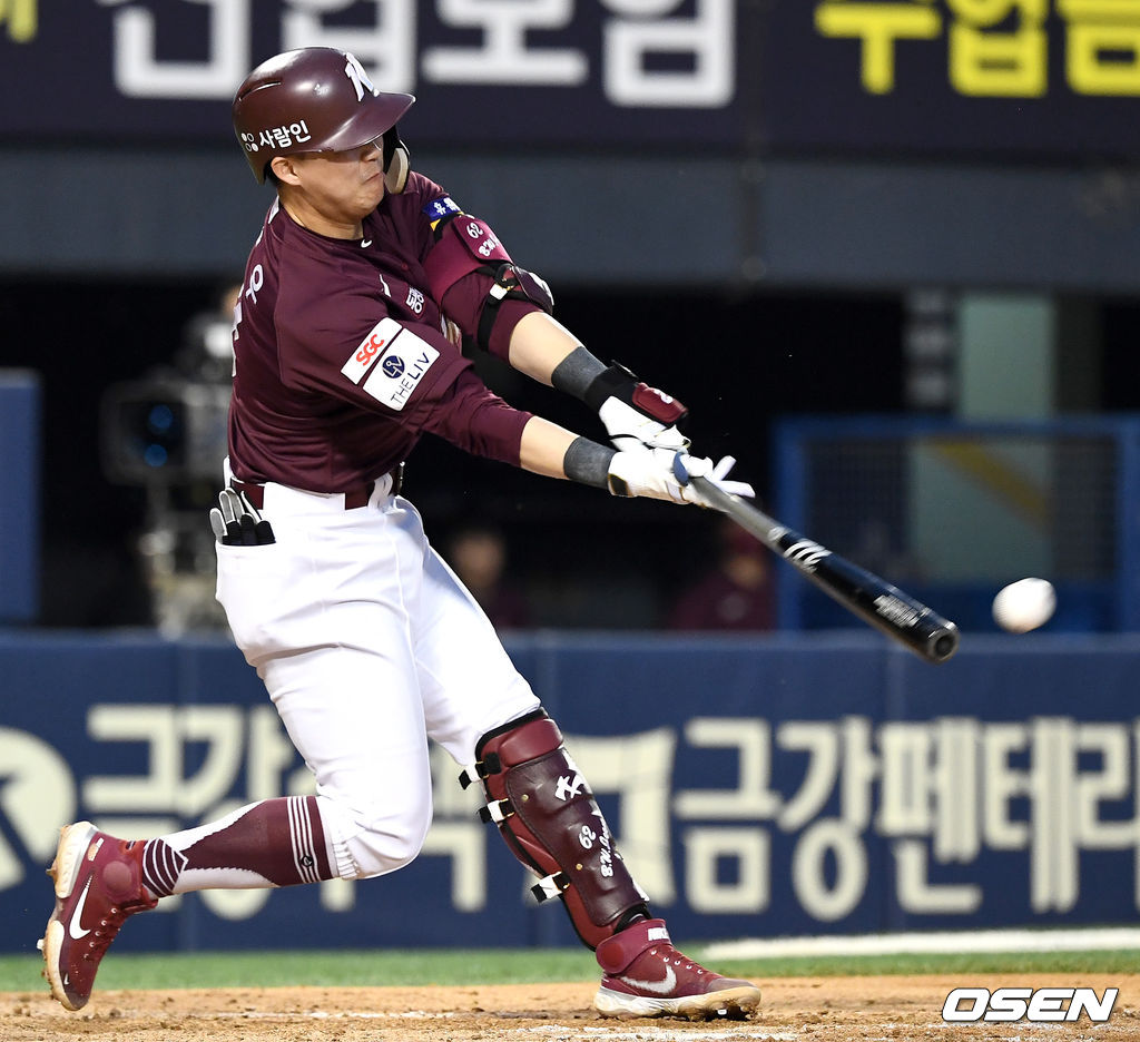 13일 오후 서울 잠실야구장에서 ‘2021 신한은행 SOL KBO리그’ 두산 베어스와 키움 히어로즈의 경기가 열렸다.3회초 1사 2루 상황 키움 전병우가 달아나는 1타점 적시타를 날리고  있다. / dreamer@osen.co.kr