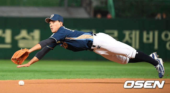 NC 노진혁이 타구를 잡기위해 몸을 날리고 있다. /youngrae@osen.co.kr