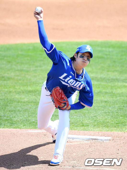 18일 오후 부산 사직야구장에서 ’2021 신한은행 SOL KBO 리그' 롯데 자이언츠와 삼성 라이온즈의 경기가 열렸다.1회말 무사에서 삼성 선발투수 원태인이 역투하고 있다. /sunday@osen.co.kr