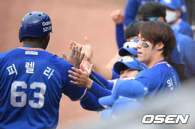 24일 광주기아챔피언스필드에서 '2021 신한은행 SOL KBO 리그' KIA 타이거즈와 삼성 라이온즈의 경기가 진행됐다.1회초 3루 삼성 강민호의 1타점 적시타때 홈을 밟은 3루 주자 피렐라가 원태인 투수와 하이파이브를 하고 있다 / soul1014@osen.co.kr