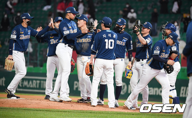 경기종료 후 NC 선수들이 승리의 기쁨을 나누고 있다. / soul1014@osen.co.kr