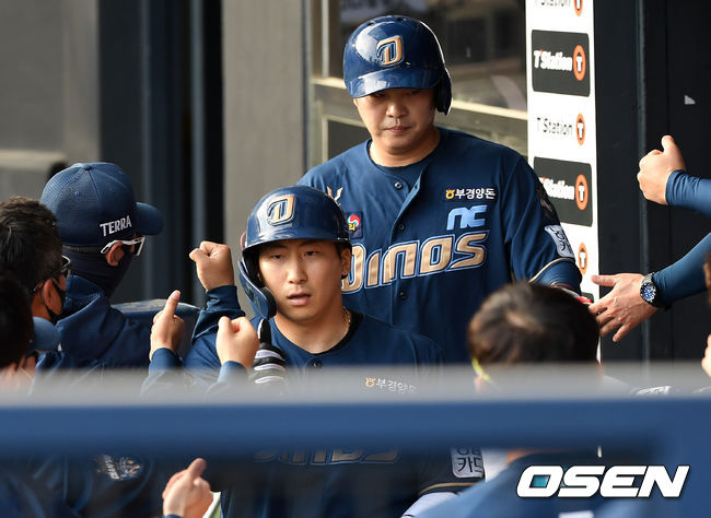 3회초 1사 2,3루에서 NC 양의지의 좌전 2타점 적시타 때 홈을 밟은 나성범과 권희동이 더그아웃에서 동료들의 축하를 받고 있다. /sunday@osen.co.kr